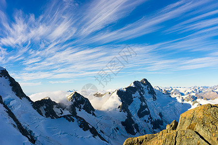 雪山山景雪,蓝天清澈图片