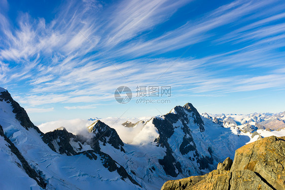 雪山山景雪,蓝天清澈图片