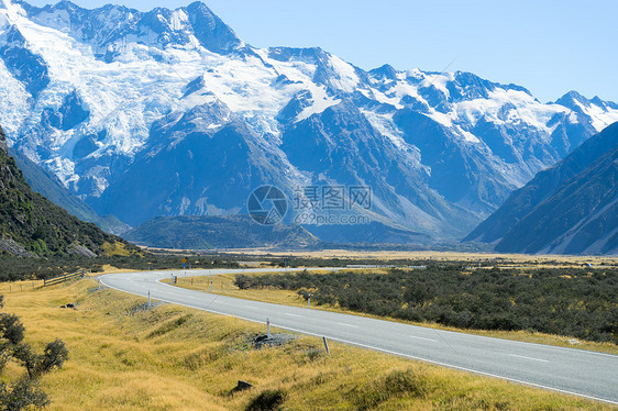 风景如画新西兰阿尔卑斯山道路的自然景观图片