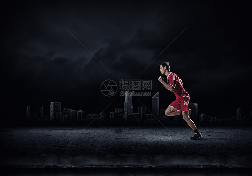 ‘~穿着红色运动服的跑步者穿着黑色背景全速前进  ~’ 的图片