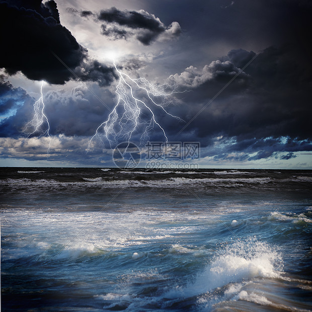 晚上暴风雨暴风雨海上闪电的黑夜形象