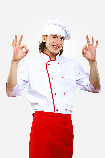 穿着制服准备饭菜的轻厨师的肖像