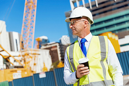 建筑工地的工程师建设者建筑工程师施工场景穿着安全背心咖啡图片