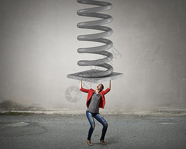 抵御病症女人承受压力穿着红色夹克抵御大金属弹簧的轻女人背景