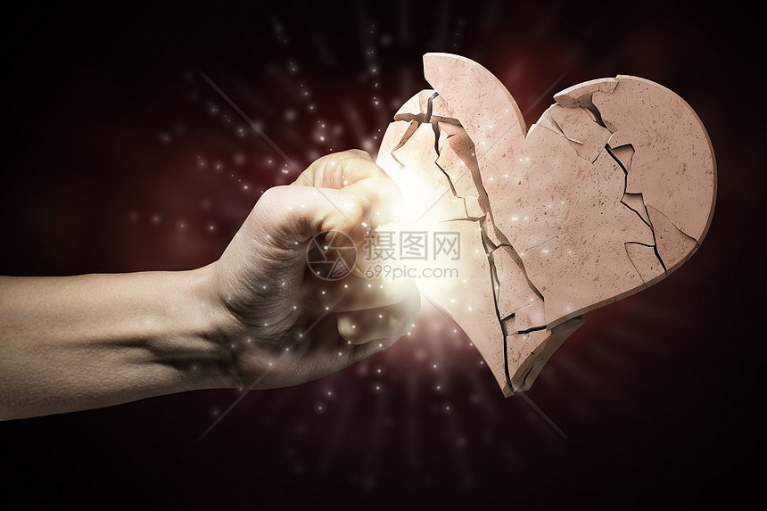 心碎了特写人的手碎石心