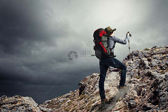 山顶上的轻游客轻的登山者站岩石上的形象图片