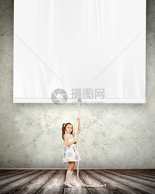小女孩拉横幅小漂亮的女孩拉着空白的横幅文字的位置图片