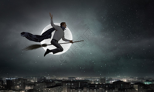 贝索斯男人骑扫帚轻的商人高空的扫帚上飞翔背景