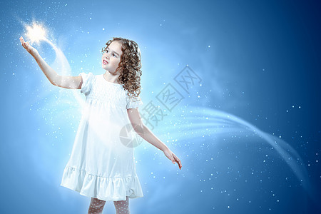 魔法光的孩子带着魔法灯的小女孩处发光图片