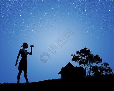 带望远镜的女人夜间用望远镜看女人的轮廓图片