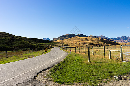 风景如画新西兰阿尔卑斯山道路的自然景观图片