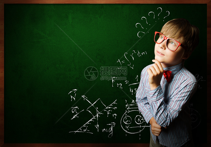聪明的小学生戴着红色眼镜的天才男孩靠近黑板,公式图片