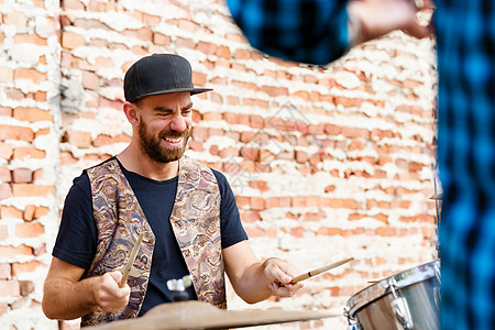 位街头的肌肉男打鼓感受下节拍图片素材