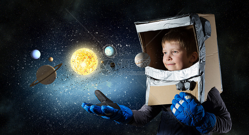 ‘~会探索太空可爱的孩子,头上戴着纸箱头盔,梦想成为宇航员  ~’ 的图片