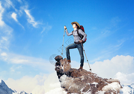 山顶上的轻游客轻的登山者站岩石上的形象图片
