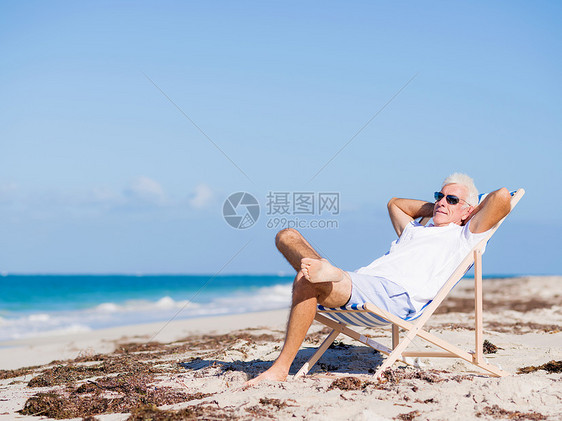 海滩上的帅哥海上放松图片