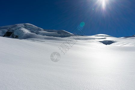 雪山山景雪,蓝天清澈图片