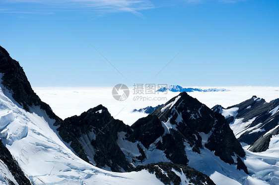 雪山山景雪,蓝天清澈图片