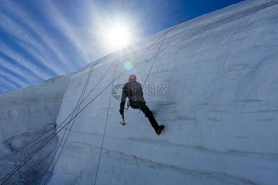 登山运动人类攀登冰川的低角度视图图片