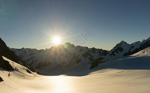 雪山山景雪,蓝天清澈图片