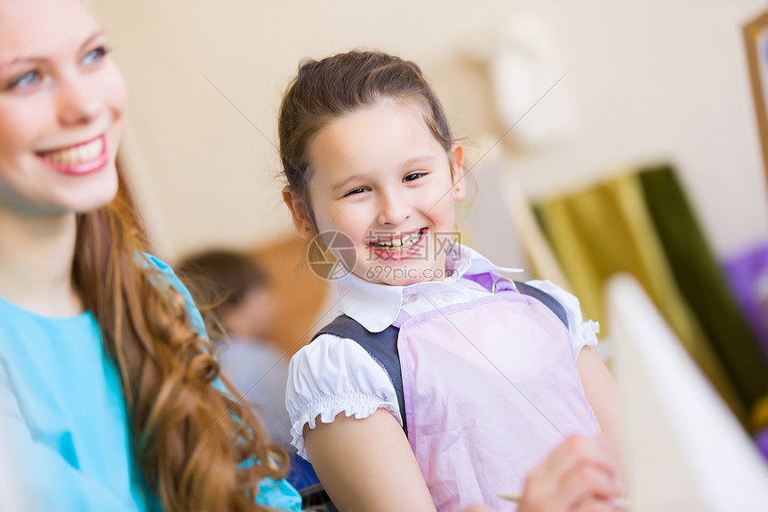 可爱的女孩老师小女孩幼儿园老师画画高清图片下载-正版图片300192985-摄图网