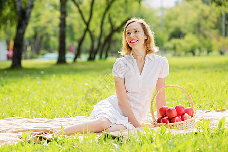 带苹果的女孩夏天公园里带着苹果的轻漂亮女人背景图片