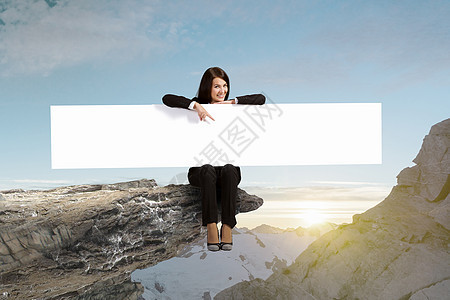 的女人轻的女人坐岩石上,着空白的横幅图片