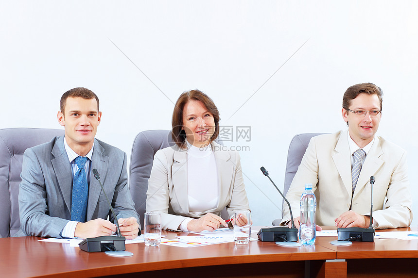 三个商人开会三个商人会议上坐桌子上的形象图片