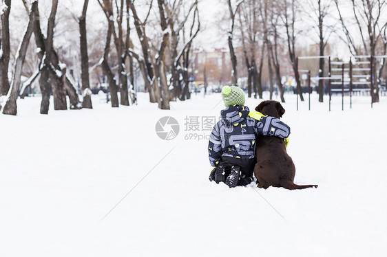 学龄儿童与狗冬季公园最好的朋友图片