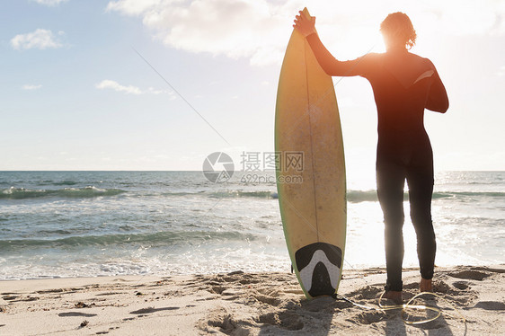 海滩上冲浪的冲浪者图片