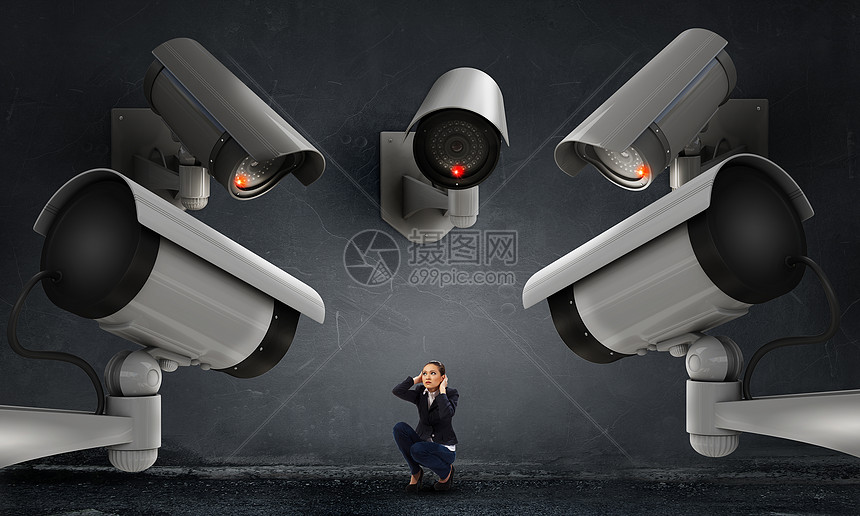 照相机盯着女人闭路电视摄像机控制下房间里的轻害怕的女人