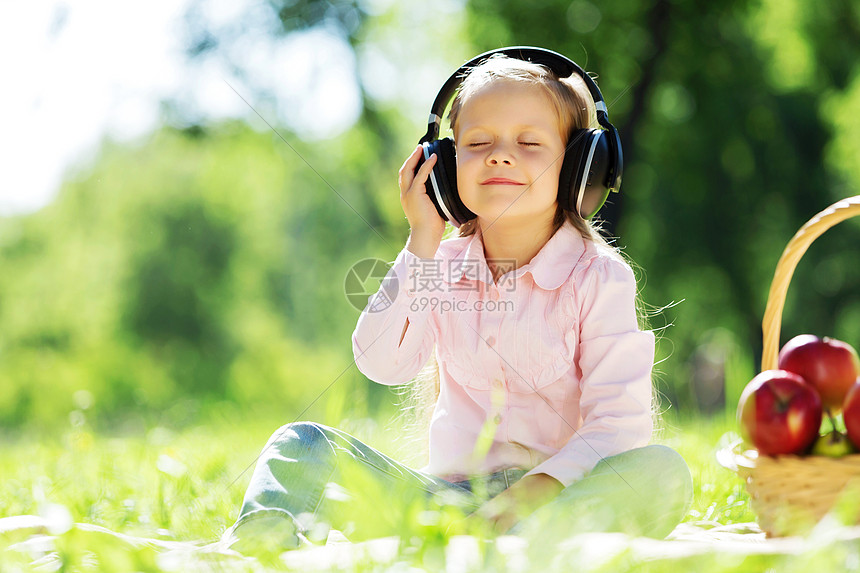 ‘~可爱的小姐姐戴着耳机坐夏天的公园里大自然的声音  ~’ 的图片