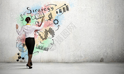 业务战略规划女商人站梯子上的背,墙上画草图图片