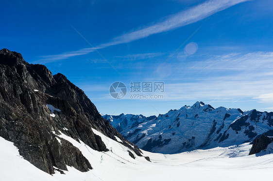 雪山山景雪,蓝天清澈图片