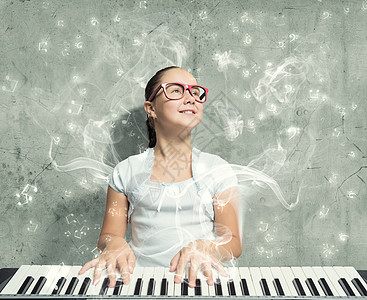 学钢琴的女孩戴着滑稽眼镜弹钢琴的漂亮女孩图片