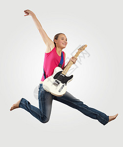轻的女人电吉他上弹跳背景图片
