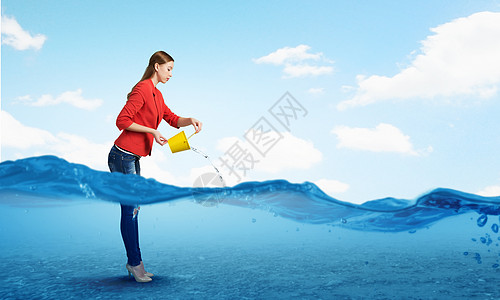 新鲜水晶水轻的女人水桶里倒水图片