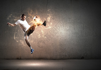 足球运动员跳高的足球运动员球背景图片