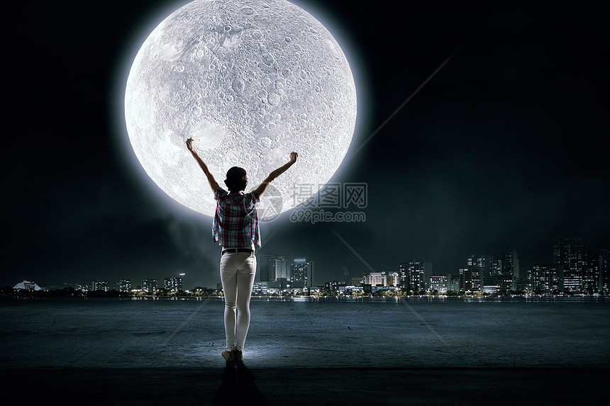 夜城生活轻女人的后视镜 举手看着夜城高清图片下载 正版图片 摄图网 夜城生活轻女人的后视镜 举手看着夜城高清图片下载 正版图片 摄图网