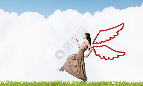 穿裙子的天女孩迷人的女人后带着天的翅膀奔跑图片