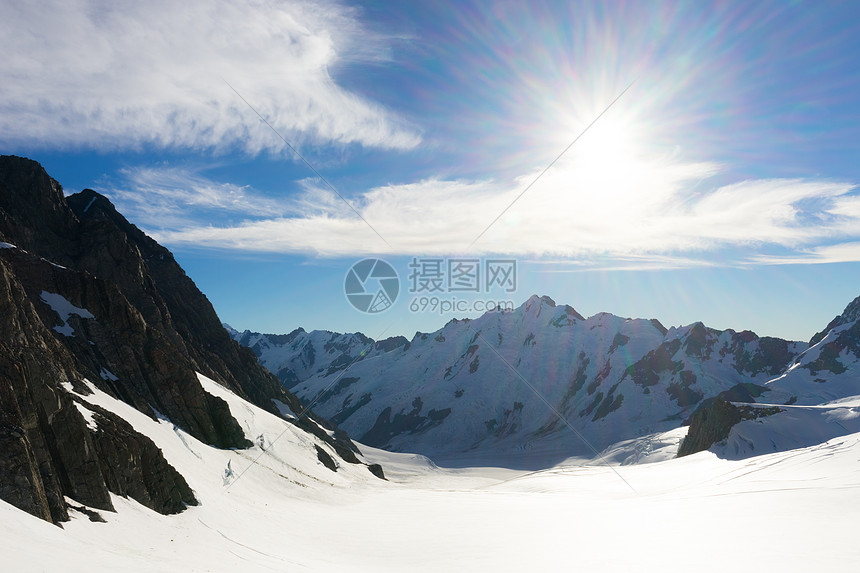 雪山山景雪,蓝天清澈图片