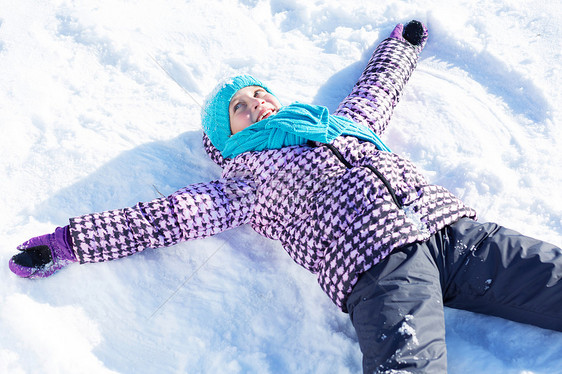 冬天的乐趣快乐的孩子躺冬天公园的雪地上图片