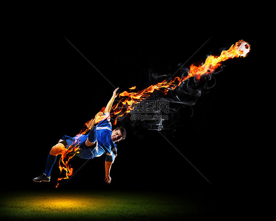 足球运动员带球穿着蓝色衬衫的足球运动员的形象图片
