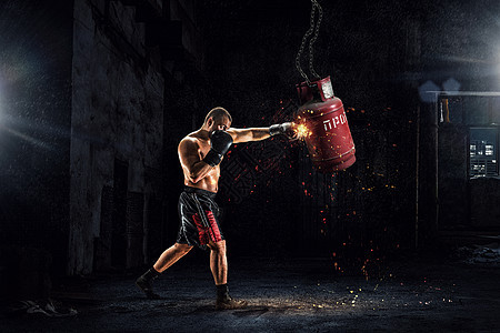 拳击手训练黑暗工业内部中的强拳手图片