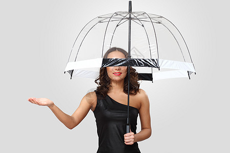 穿着黑色连衣裙带雨伞的女人的工作室肖像图片