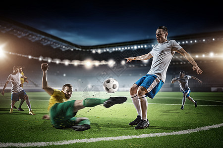 足球比赛正进行中足球比赛中,球员为了控制球而打架图片