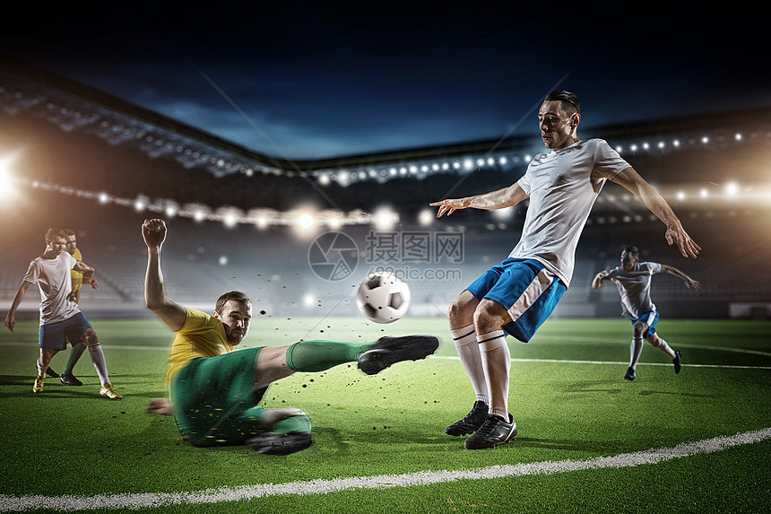 足球比赛正进行中足球比赛中,球员为了控制球而打架高清图片下载-正版图片300201203-摄图网
