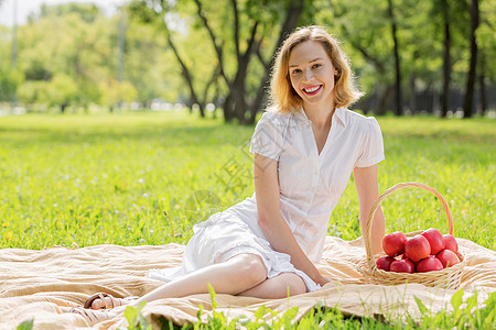 带苹果的女孩夏天公园里带着苹果的轻漂亮女人图片