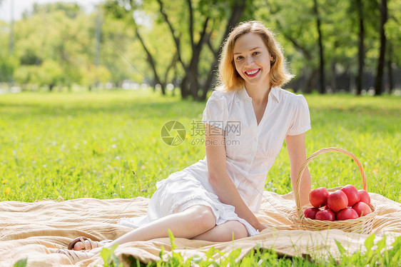 带苹果的女孩夏天公园里带着苹果的轻漂亮女人图片