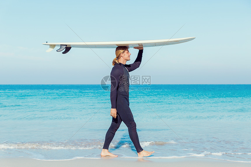 个轻的冲浪者海滩上冲浪准备好打浪了图片